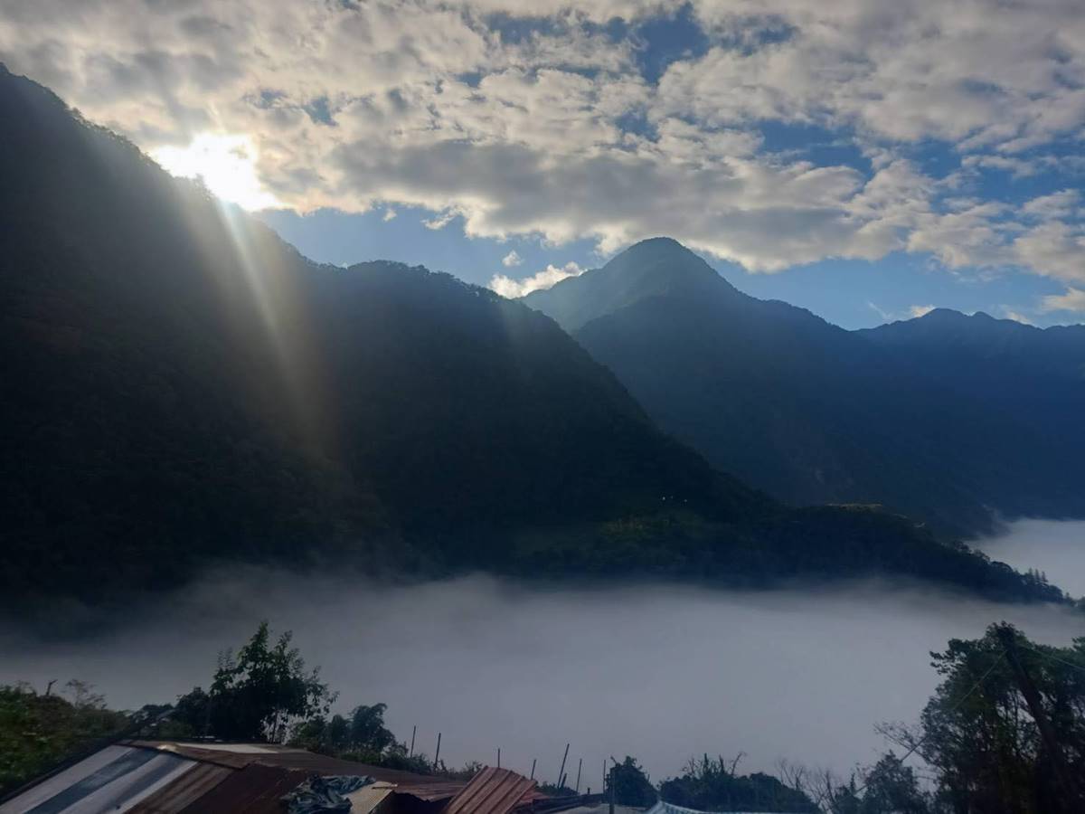 郡大山高度3267公尺,陽光要在九點半才能抵達谷蘭山丘(攝影/脈樹・塔給鹿敦 Baisu Takiludun)